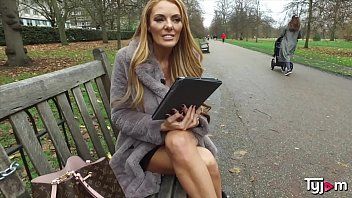 play Prostituata de lux gasita pe o banca in public