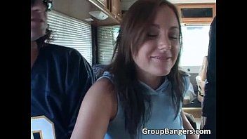Reproducir Dos rubias lamen el pene y las bolas de un hombre