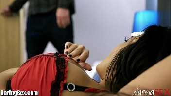 تشغيل يتم اختراق امرأة سمراء جنسيًا من قبل حبيبتها على الأريكة