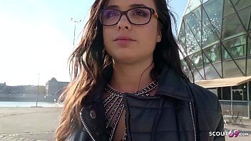 play merveille, une étudiante de 18 ans de Sibiu a payé pour du sexe fixe dans le cul