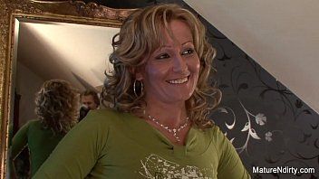 Jouer Une milf blonde fait de l'anal xxx avec un pénis noir