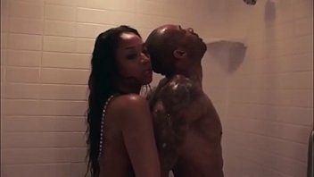 Reproducir Xxx hardcore en la ducha con una escoba de ébano