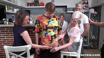 play Groepsseks in een restaurant met rijpe vrouwen en enkele jonge mensen