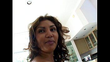 Riproduci Simona vuole il pene in fondo alla schiena