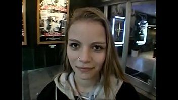 play Neuk met een tienermeisje uit Bihor dat ervan houdt haar hand op de penis van haar partner te leggen