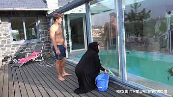 play Fuck with an Arab woman who gives a blowjob in the pool 2018