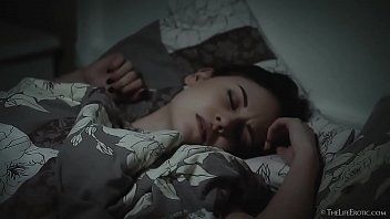 Riproduci Alina sogna il pene e si sveglia con una vagina bagnata