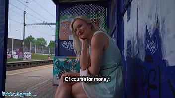 play Mujer de la estación de autobuses quiere ser penetrada por dinero