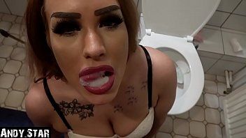 play La belle fille qui fait du sexe oral quand elle est assise sur les toilettes et fait caca et sent mais souffle, c'est du sexe oral quoi qu'il arrive