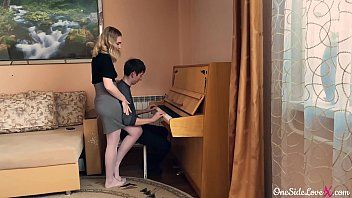 play Son enfant joue du piano et donne envie à son partenaire xxx