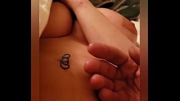 Abspielen Sie gibt ihm diesen großen Penis, um seinen ganzen Sloboz zu trinken