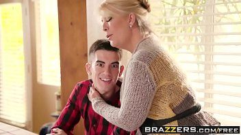 Reproduzir Essa mãe transa com o sobrinho e dá a buceta pra ele de graça