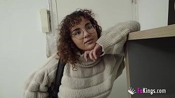 play La jeune femme à la chatte serrée veut montrer ce qu'elle sait faire
