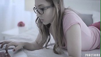 play Het mooie dorpsmeisje dat van onder het hoofd en van achter het hoofd wordt vastgehouden