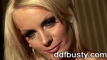 play Le viene chiesto di vestirsi sexy per dare xxx a questa mamma dal seno grande
