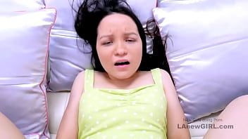 play La bellissima giovane donna vuole il pene vaginale