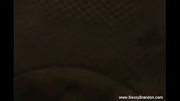 Jouer Belle chatte aux petits seins faisant du xxx spectaculaire avec un partenaire