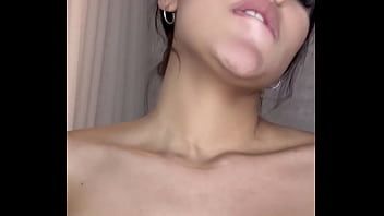 play Porno dans la salle de bain avec des Latinas en tongs et avec des poils sur la chatte