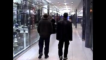 Redă Roscata si satena foarte cu sanii mari ambele care vorbesc la telefon cu clientii