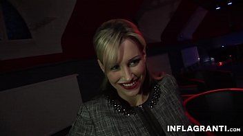 play Wenn ich die Muschi dieser blonden Frau mit großen Brüsten lecke, steckt sie einen Finger in ihren Arsch