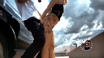 Abspielen Diese junge Blondine wird dafür bezahlt, am helllichten Tag einen Mann in einer Bar zu lecken