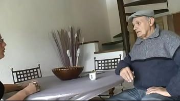 play A linda loira de seios pequenos é fodida com muita brutalidade na bucetinha por um jovem