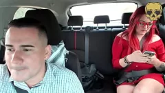 play Były kierowca Ubera spotyka niegrzeczną niespodziankę: mamuśka robi loda na świeżym powietrzu i rucha się w cipkę z potwornym kutasem