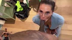 play Interraciale MILF Mandy Rhea begroet echtgenoot met intense pijpbeurt