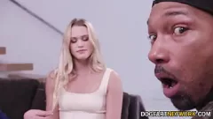 Reproduzir O treinamento de ioga se torna hardcore: loira gata Chloe Rose fodida por dois enormes galos pretos