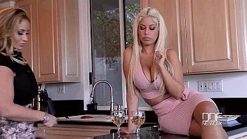 play Xnxx con due lesbiche in cucina si infilano la lingua nelle fighe