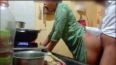 Jouer Le cul d'une MILF indienne chaude se fait crémer pendant la cuisson