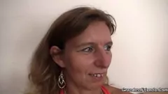 play Abuela peluda y un extraño se unen para un trío memorable