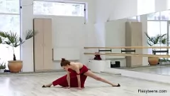 play Die flexible russische Ballerina Alla zieht sich für Yoga und Beinspreizung aus