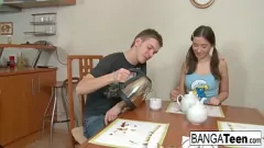 play Adolescente morena se moja y se vuelve salvaje con una intensa follada dura y corrida de creampie