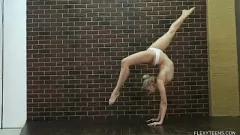 Spelen Naakte turnster Dora Tornaszkova: haar jonge poesje strekken terwijl ze extreme yoga doet