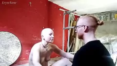 Abspielen BDSM-Bondage-Session: Nackter Sklave vor und nach dem Orgasmus
