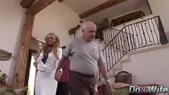 Reproducir La MILF tetona Angela Aspen no puede resistirse a un trío tórrido mientras su marido mira