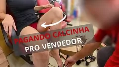 play Esposa latina exibicionista mostra e provoca vendedor de sapataria em público