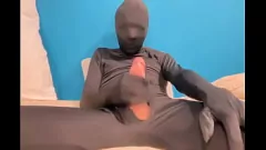 Spelen Sensuele tiener geniet zelf in strakke zwarte bodysuit