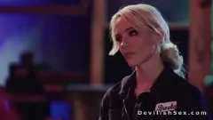 play Rubia rubia tetona con machacado con una mamada hardcore y una mamada sensual