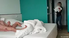 Abspielen Hotel Maid hilft mit explizitem Schwanzblitz