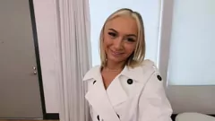 Abspielen Geiler blonde Chloe -Tempel wird wild auf einen großen Schwanz