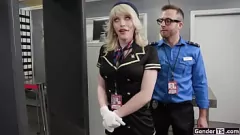 Reproducir Chico guapo folla rubia transexual en lencería
