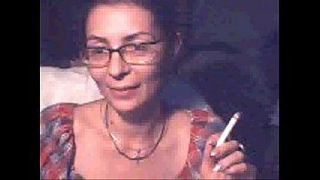 Reproduzir Xnxx com uma vassoura brincando com seus pais enquanto conversa por vídeo