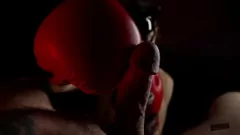 Riproduci La padrona dà un pompino doloroso con guanti da boxe
