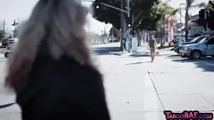 Jouer La blonde aux gros seins prend une bite dure dans plusieurs positions