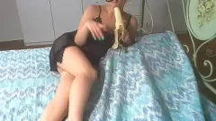 تشغيل Petite Teenie Skinny Jennifer's Sloppy Banana Loljob