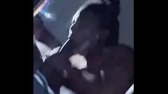 Jouer Ebony MILF donne une pipe bâclée et des hirondelles