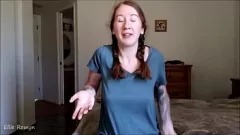 Spelen Beoordeel mijn zielige lul: roodharige Milf Ellie Rowyn in Thong & Tattoo
