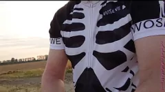 Spelen Harige mollige amateur blootgesteld op fietstocht in het bos